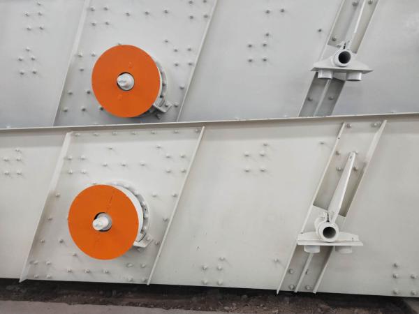 200mm Max Feed 750 T/H Stationary Vibrating Screens