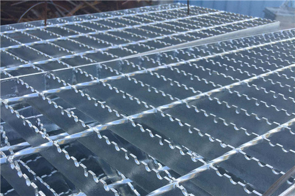 равнина стандарта 40x5mm Serrated гальванизированная стальная решетка