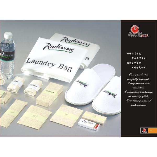 Гигиенические косметикаи чашки ливня зубной щетки установили для комнаты для гостей гостиницы Bathroom