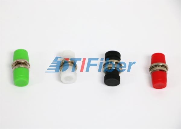Único D e d dobro datilografam, adaptador da fibra ótica de FC com o tampão de poeira branco