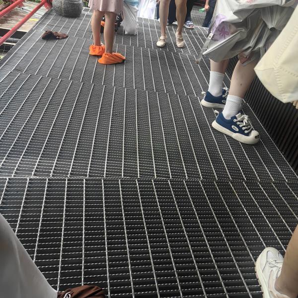 30mm Pitch Industrial Steel Grating With 3mm Cross Bar Thickness Machine Pressure Welding