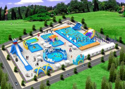Parque aquático inflável ao ar livre com piscina e brinquedos aquáticos