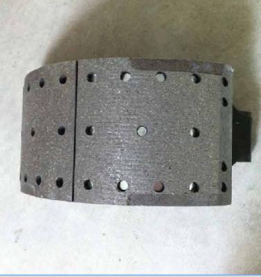 Pour les véhicules à moteur électrique, le freinage avant doit être effectué sur une chaussure de freinage avant