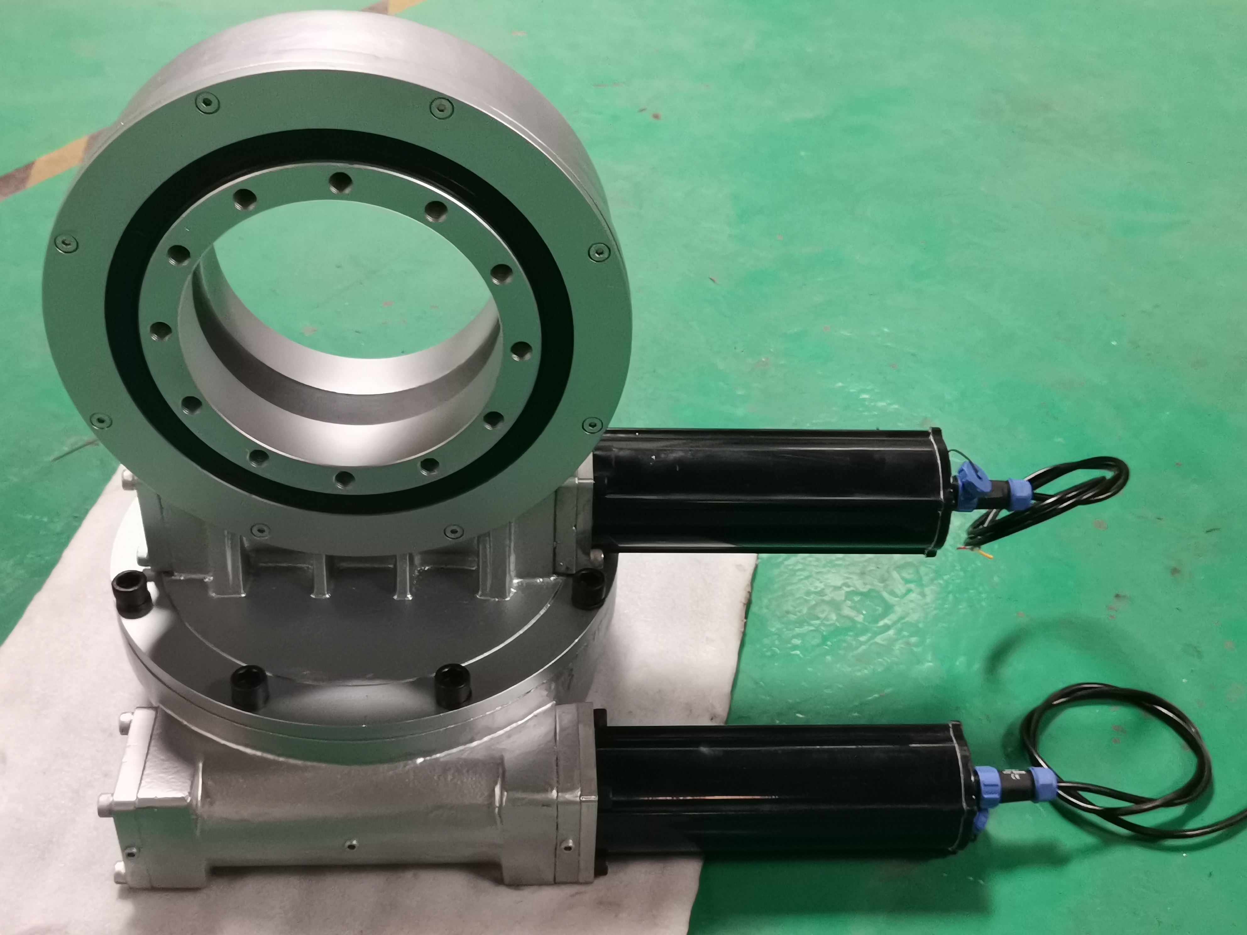 Waterproof Dual Axis Slew Drive 11000nm Slewing Drive For Solar Tracker
