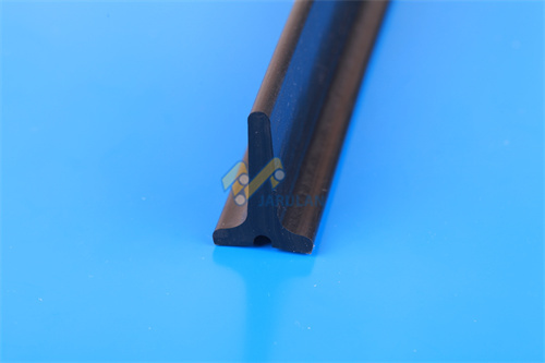 Des avions en PVC de couleur noire, de forme droite et de hauteur variable T20 T30 T40