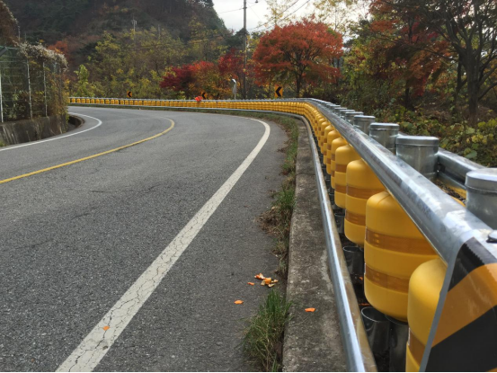 Highway Safety Yellow Plastic Roller Guardrail Road Barrier System 100kn/H