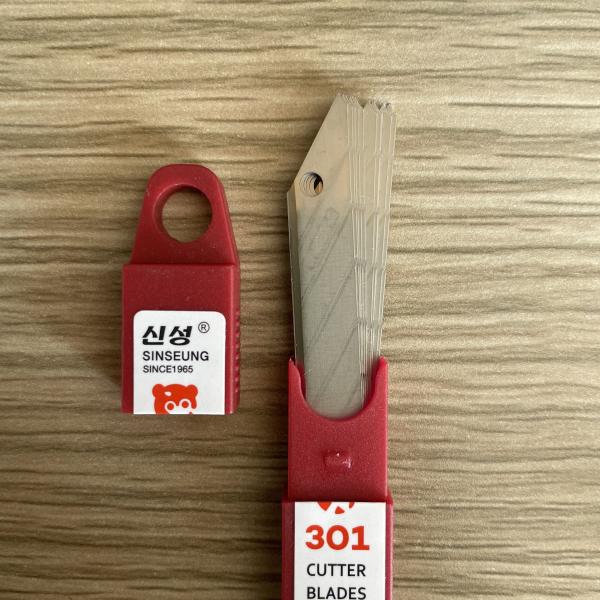 Paper Cutting With 0.38mm Thickness Cutter Retractable Safety Blade