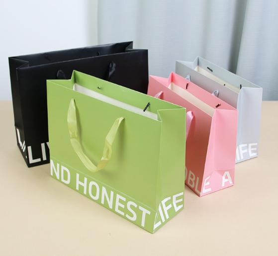 Bolsas de regalo Kraft blancas impresas a medida con espesor reforzado