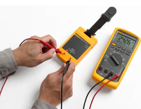 Fluke T5-1000 Voltage, Continuity and Current Tester Digital Multimeter DMM featuring