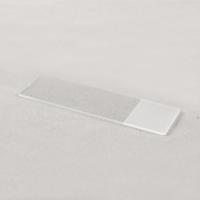 O vidro branco médico descartável preparou placas de vidro do microscópio e lamelas