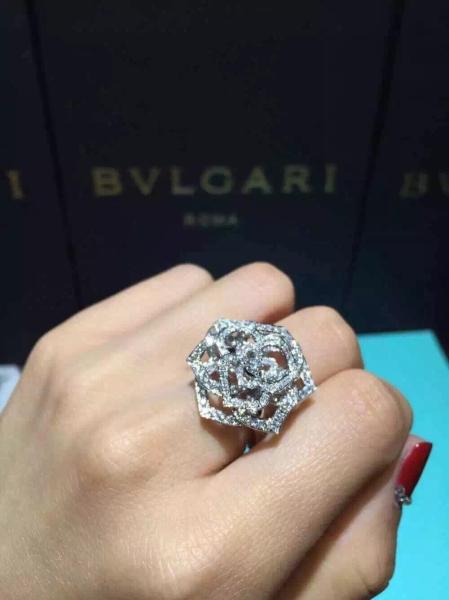 Piaget brand jewelry Rose ring in 18K white gold set with 143 brilliant-cut diamonds (approx. 1.20 ct).