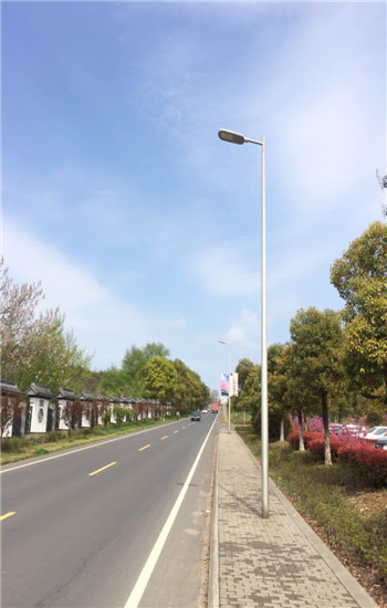 Определите/фонарных столбов улицы руки двойника приспособления фонарного столба конических на открытом воздухе