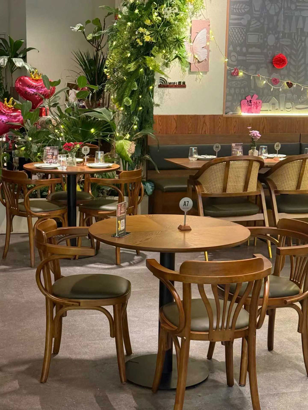 Solid Wood Modern Design Dessert Shop Table and Chair Set Customizable for Cafe and Restaurant