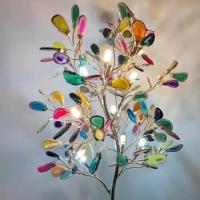 O assoalho da decoração da casa que está iluminações decorativas do diodo emissor de luz passa a forma colorida material da árvore