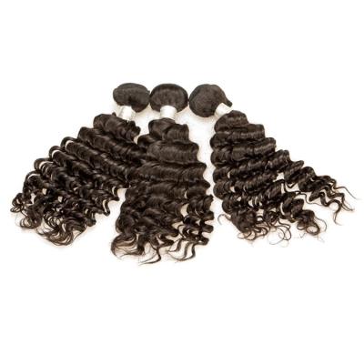 O cabelo brasileiro cru 3 encaracolados grandes materiais da extensão do cabelo humano do Virgin empacota uma cabeça