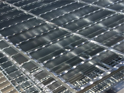 равнина стандарта 40x5mm Serrated гальванизированная стальная решетка