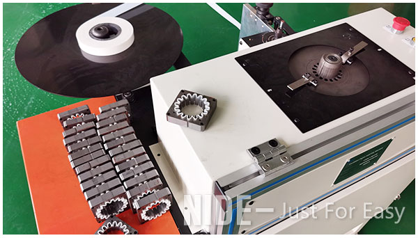 stator slot paper inserting machine.jpg Машина статора 0.75kw мотора стиральной машины бумажная вводя