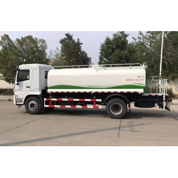 Combinar caminhões de água, limpadores de ruas chineses e caminhões de limpeza de ruas