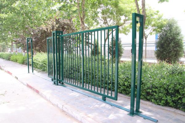 As únicas portas exteriores do ferro forjado do metal da porta principal galvanizaram