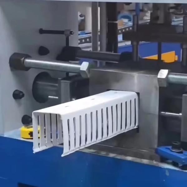 Chine Shenzhen HYPET Machine à fabriquer des chemins de câbles PVC à grande vitesse quatre stations / Ligne de production d'extrusion de goulottes de câblage PVC