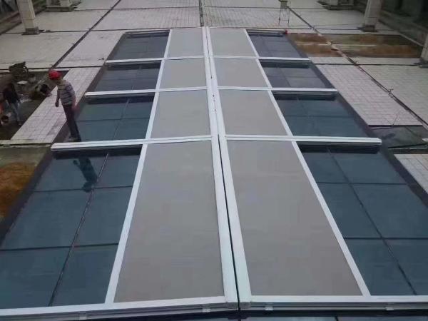 Telhado exterior motorizado com telhado retrátil