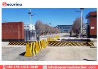 Tira adesiva refletindo que adverte Roadblocker hidráulico antiterrorista para o controle de acesso do veículo