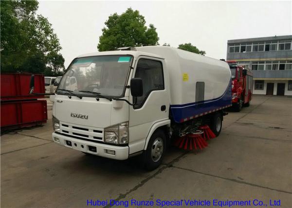 ISUZU 600P Airport Runway Street Sweeper Vehicle With Cleaning Brushes Water Spraying