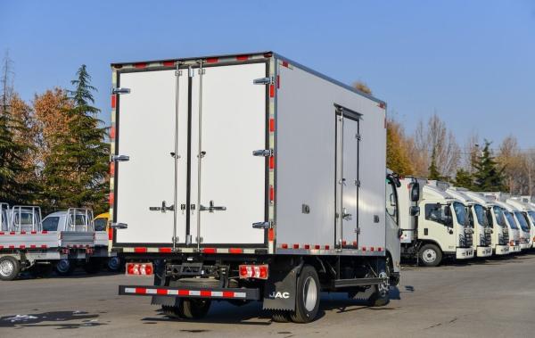 Good Quality Van Truck JAC 143HP 4X2  3.7 Meters Refrigerated Truck