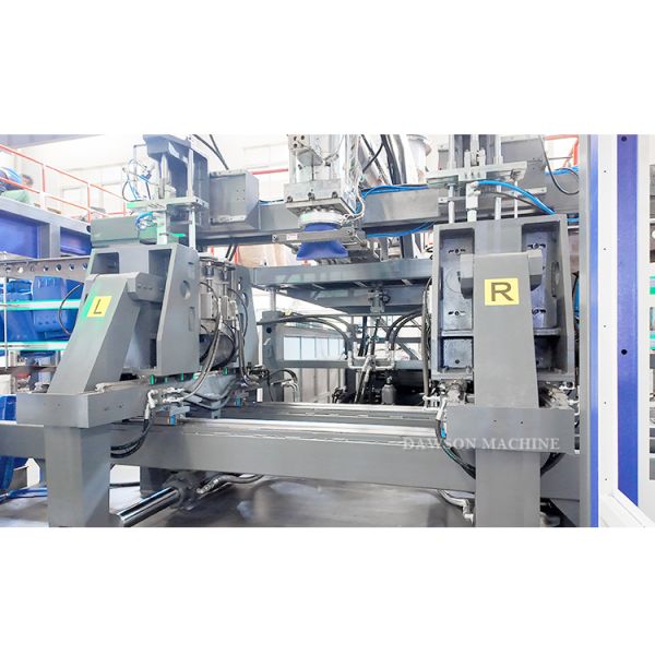 4 Screw Heating Zone Plastic Blow Molding Machine HDPE Jerrycan Bottle Production Line Clamping Force 270 KN Technology