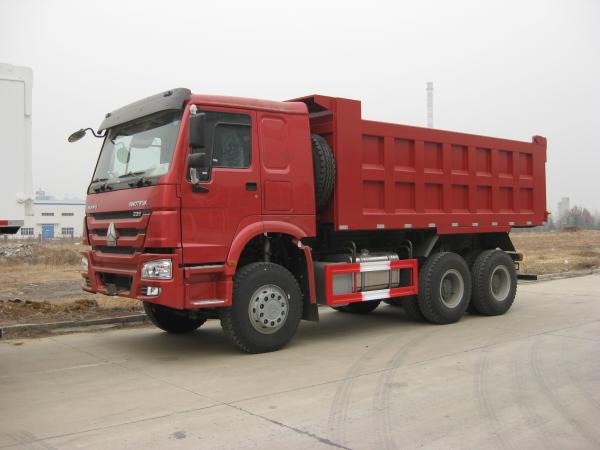Sinotruk Heavy Duty Tipper Trucks Right Hand Driving 336 HP Tri Axles Front Lifting