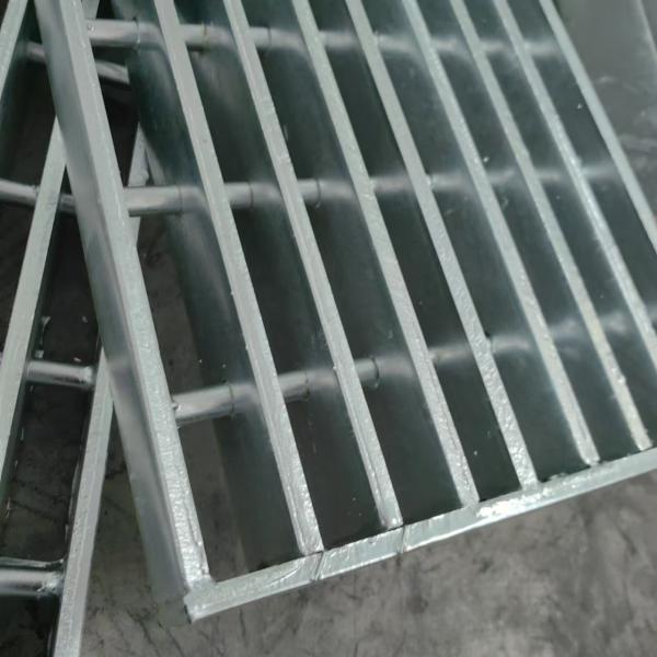 Silver Surface Industrial Steel Grating Machine Pressure Welded Easy Installations Since 1990