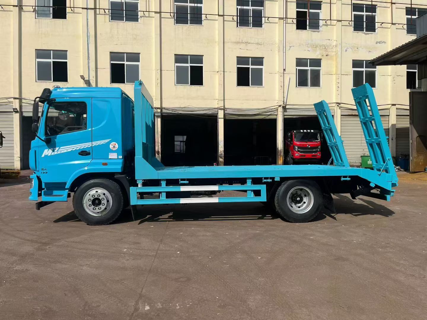DONGFENG 4x2 Diesel Flatbed Truck Emission Compliant Platform Truck for Heavy Equipment Transport