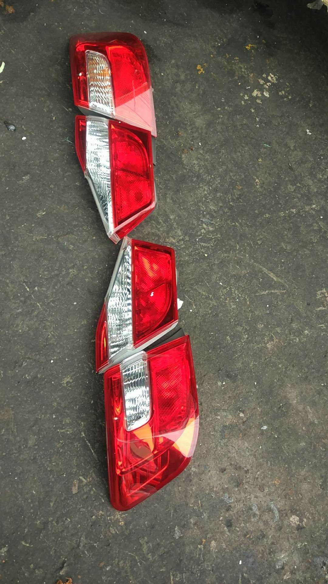 Genuine Used 7th Gen Toyota Camry Rear Tail Light Assembly Set of 4 (Left Outer + Left Inner + Right Outer + Right Inner) – 2012–2017 Model Years (Pre-Facelift / Facelift Available)