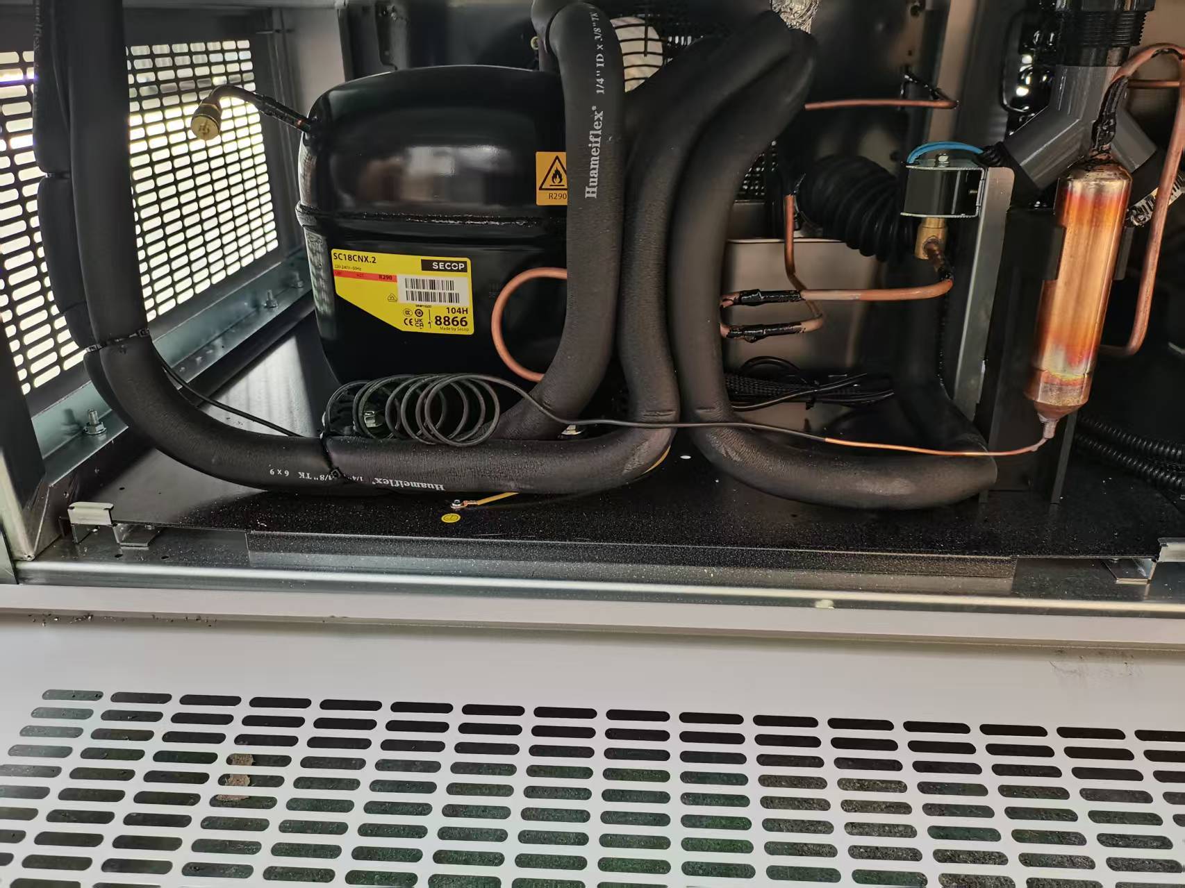 Dual-temperature Display Refrigerator with Auto Defrost and Eco-friendly R290 Refrigerant