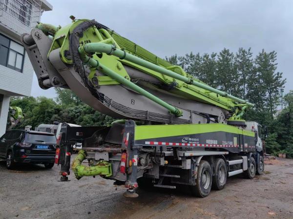 56m pompe à béton Amplitude de vibration 2,6 mm pour Zoomlion Mercedes camion pompe hydraulique