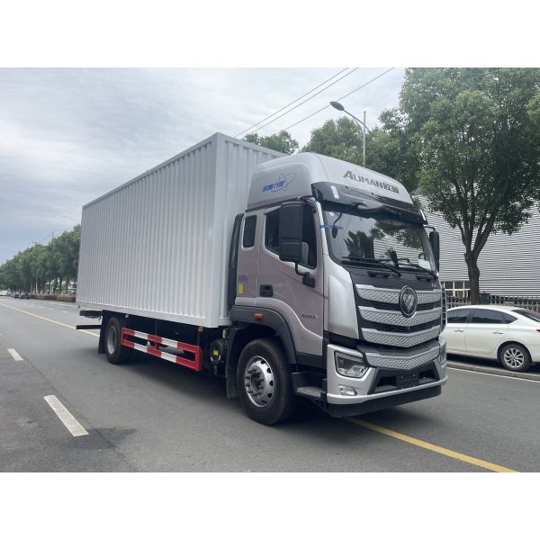4x2 300 hp Medium-duty Box Truck (Diesel-powered)