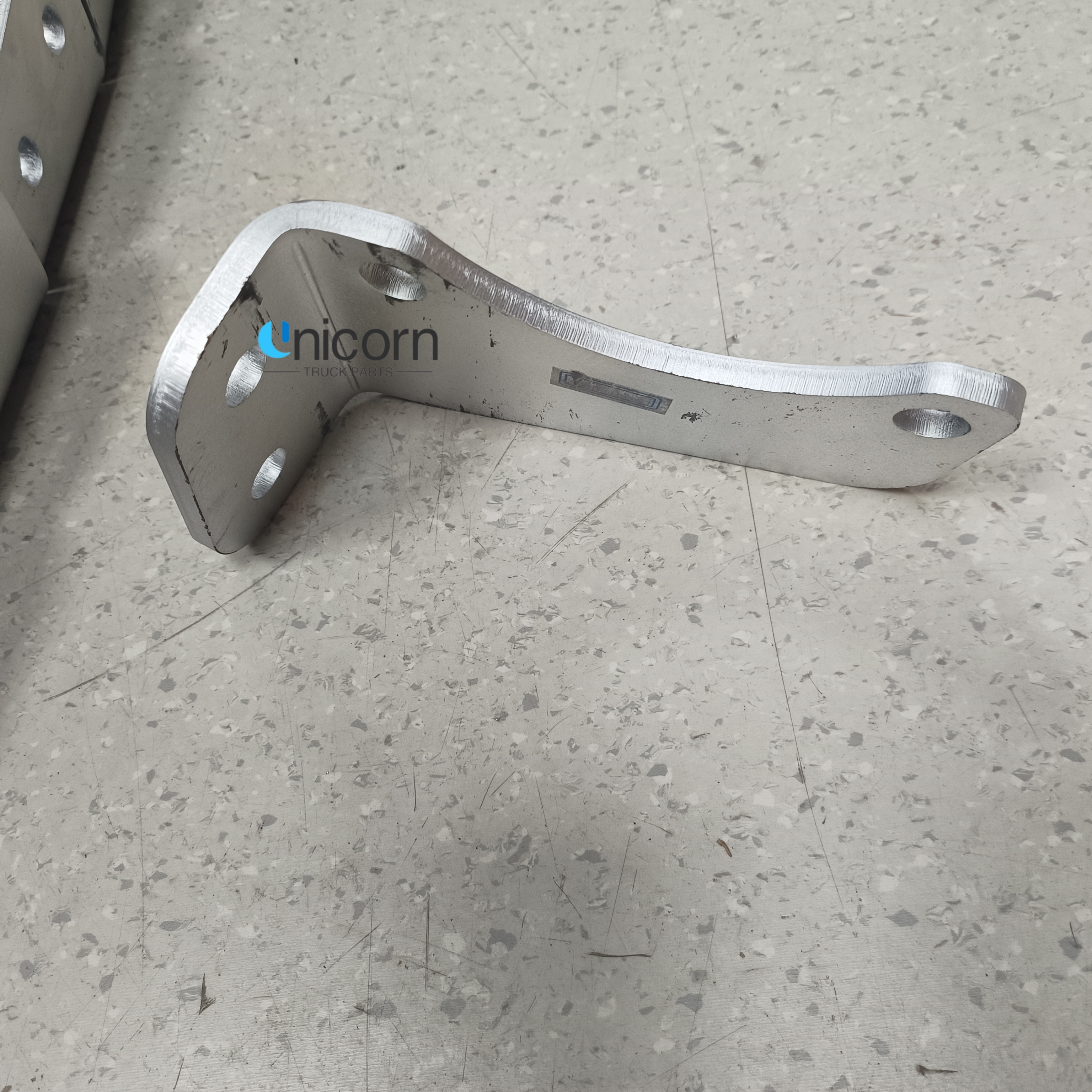 1203071A96U/A Original for Faw Jiefang J6P Air Intake Aluminum Pipe Bracket ﻿