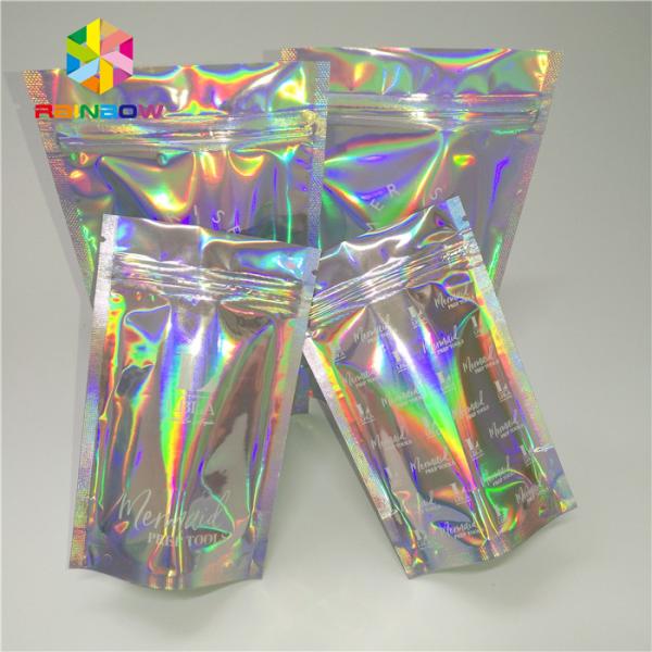 En plastique blancs tiennent le corps frottent le sac cosmétique d'emballage pour le sel de mer baignant des soins de la peau