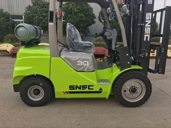 Caminhão de elevação de gás de gás liquefeito de 500 mm com motor Nissan e localização ajustável da cabine