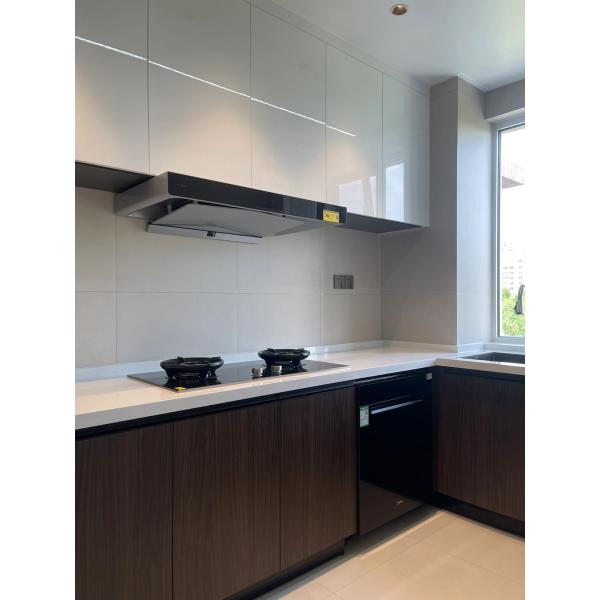 Modern High Gloss Kitchen Cabinets Featuring Elegant Stainless Steel Hardware