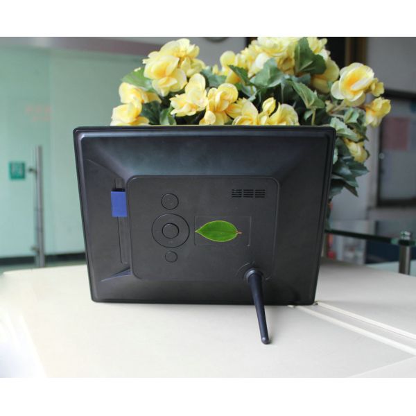 4:3 ratio multimedia function 8 inch LCD digital photo frame for family or commercial purpose