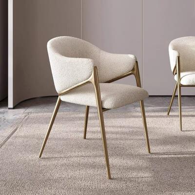 Silla de comedor tapizada en blanco dorado con patas de acero inoxidable