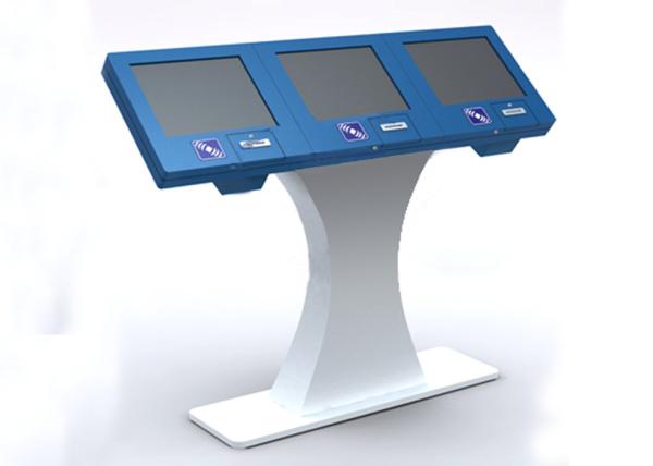 Élégant regardant trois lecteurs de cartes d'écran tactile de moniteur interactif/scanners de code barres