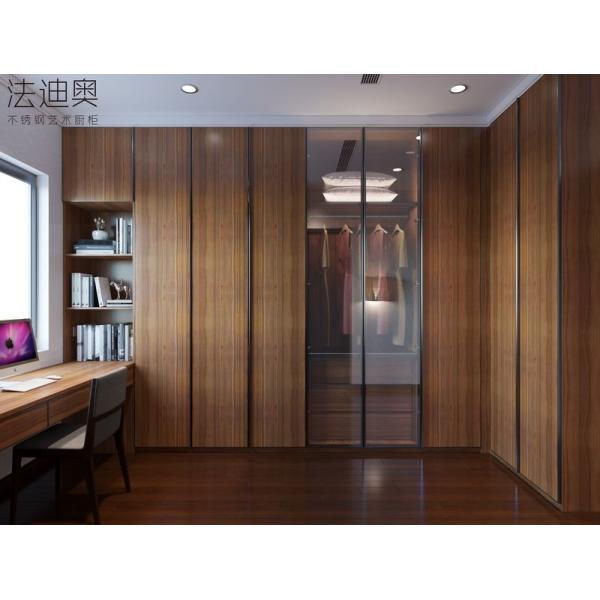 Elegancia tradicional china, efecto madera oscura, armario con acentos de vidrio y escritorio integrado