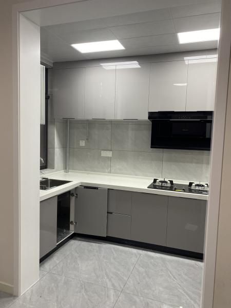 Armoire de cuisine moderne avec design personnalisable en contreplaqué mélaminé