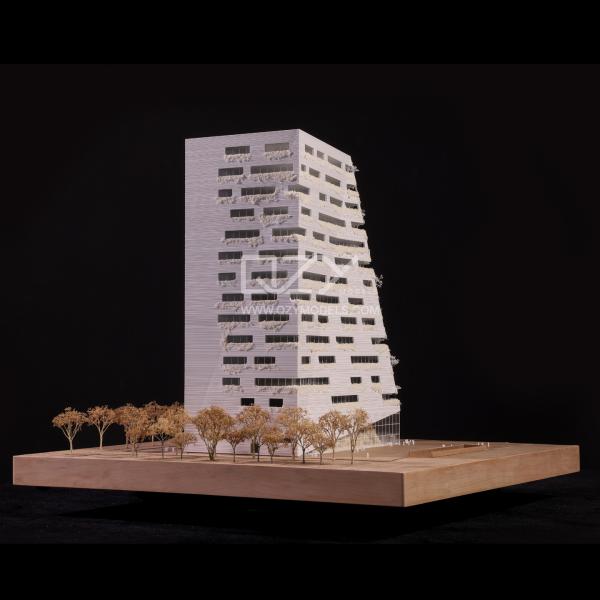 Maquette architecturale en bois du bâtiment de bureaux Sanko, échelle 1:100