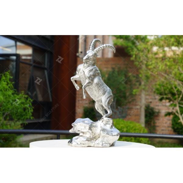 Ярко отполированная скульптура из нержавеющей стали