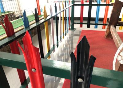 Paliçada feita sob encomenda do metal do estilo do Euro que cerca o anti corrimão do parque do vândalo