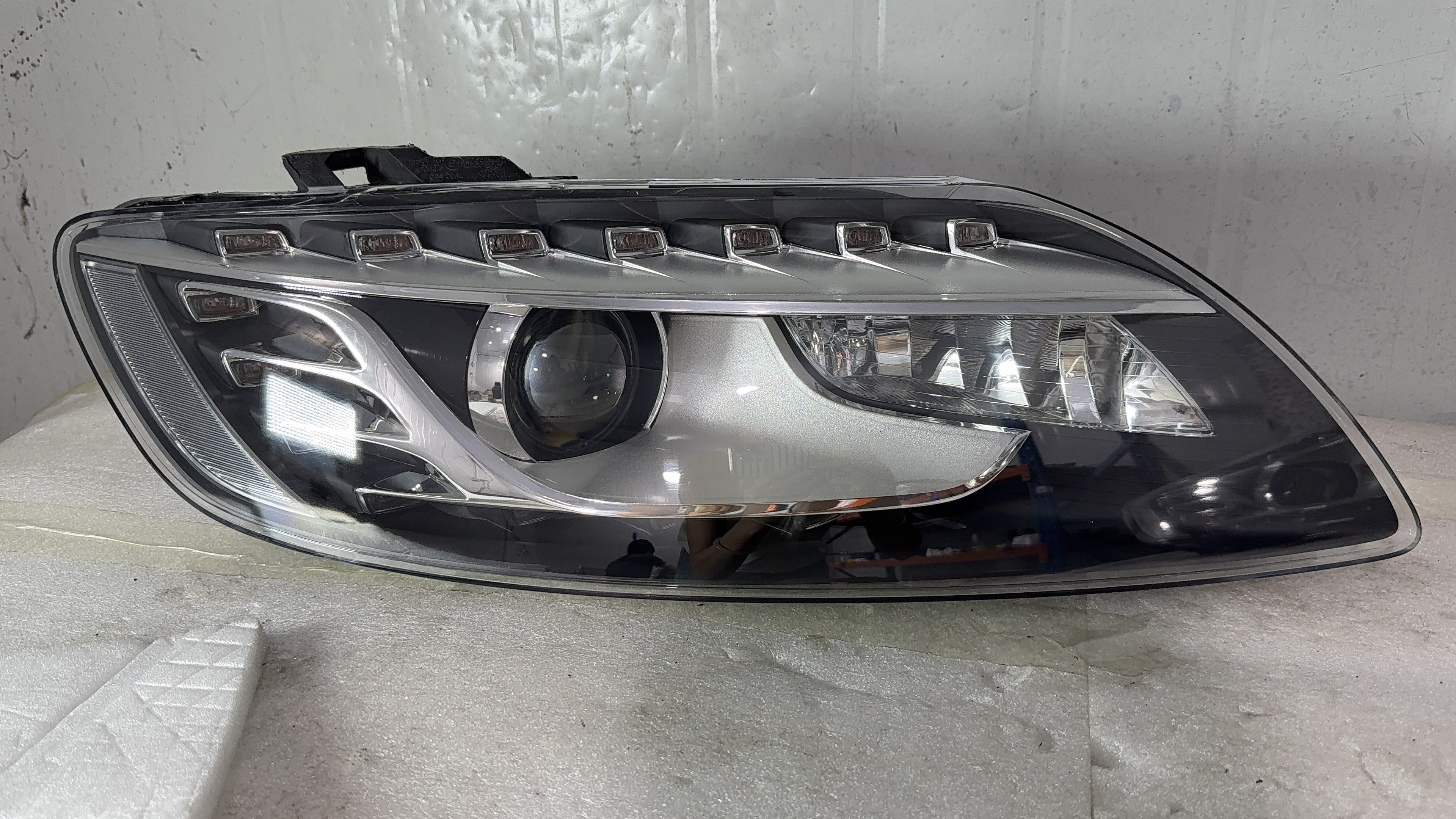 2012- 2015  Q7 right headlight, part number: 4L0 9 41 03 0 AL
