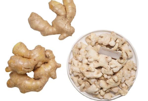 Dehydarted Ginger Flakes / New Crop Air Dried Ginger Flakes From Factory